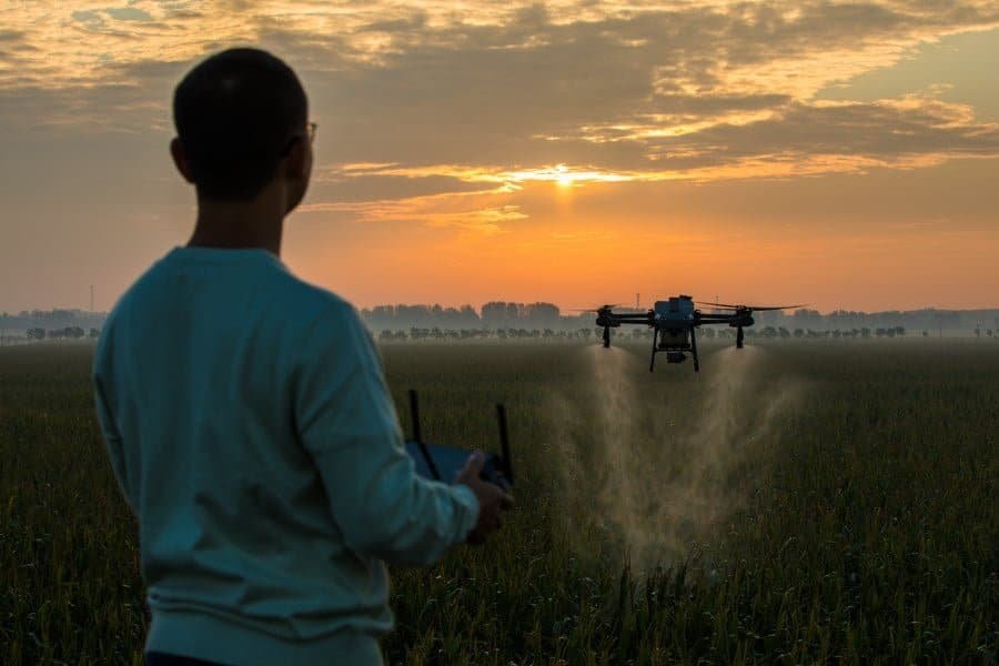 drone agrícola fumigando y haciendo una prueba de vuelo en campo abierto